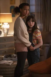 Mia Evans (Ashley Aufderheide, l.); Piper (Alexa Swinton, r.) Mia Evans (Ashley Aufderheide, l.); Piper (Alexa Swinton, r.)