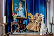Der König (Heinz Hoenig) sitzt auf seinem Thron neben dem Portrait seiner verstorbenen Gemahlin. Der König (Heinz Hoenig) sitzt auf seinem Thron neben dem Portrait seiner verstorbenen Gemahlin.