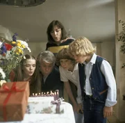 20. So viele Kerzen kann Werner allein garnicht auslöschen. Beim Pusten zu seinem 50ten Geburtstag unterstützt ihn die Familie (V.li.n.re.: Julia Biedermann, Peter Weck, Thekla Carola Wied, Timmo Niesner, Tarek Helmy).