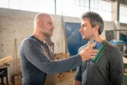 Gerd Reimann (Alexander Radszun, l.) wirft seinen Noch-Schwiegersohn (Pablo Sprungala, r.) kurzerhand aus seiner Werkstatt und gibt ihm auch das Geschenk mit, was Jan seinem Sohn zum Geburtstag bringen wollte. Gerd Reimann (Alexander Radszun, l.) wirft seinen Noch-Schwiegersohn (Pablo Sprungala, r.) kurzerhand aus seiner Werkstatt und gibt ihm auch das Geschenk mit, was Jan seinem Sohn zum Geburtstag bringen wollte.
