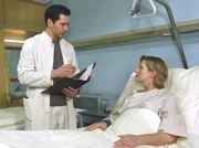 MDR Fernsehen IN ALLER FREUNDSCHAFT FOLGE 218, "Abgerechnet wird am Schluss", Dr. Brentano (Thomas Koch) und Klara Wohlfahrt (Heike Jonca). Die Patientin Klara Wohlfahrt hat Vertrauen zu dem jungen Arzt, denn er erinnert sie an ihren Sohn, der ebenfalls Arzt ist. MDR Fernsehen IN ALLER FREUNDSCHAFT FOLGE 218, "Abgerechnet wird am Schluss", Dr. Brentano (Thomas Koch) und Klara Wohlfahrt (Heike Jonca). Die Patientin Klara Wohlfahrt hat Vertrauen zu dem jungen Arzt, denn er erinnert sie an ihren Sohn, der ebenfalls Arzt ist.