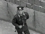 BERLIN - SCHICKSALJAHRE EINER STADT, Folge 'Das Jahr 1962'. Szenen und Themen des Jahres 1962: erstes Jahr nach dem Mauerbau, zahlreiche Fluchtversuche aus der DDR, Eröffnung eines neuen Flughafens in Ost-Berlin, erstmals Live-Fernsehen im Westteil dank Satellit. Studio am Stacheldraht. BERLIN - SCHICKSALJAHRE EINER STADT, Folge 'Das Jahr 1962'. Szenen und Themen des Jahres 1962: erstes Jahr nach dem Mauerbau, zahlreiche Fluchtversuche aus der DDR, Eröffnung eines neuen Flughafens in Ost-Berlin, erstmals Live-Fernsehen im Westteil dank Satellit. Studio am Stacheldraht.
