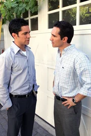 Scott (Danny Pino, l.) besucht seinen Bruder Mike (Nestor Carbonell, r.) bezüglich eines Kindesmissbrauchs ... Scott (Danny Pino, l.) besucht seinen Bruder Mike (Nestor Carbonell, r.) bezüglich eines Kindesmissbrauchs ...