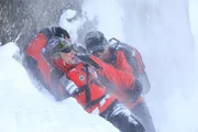 Bei dem Versuch, das Spenderherz im abgest&uuml;rzten Wrack des Flugzeuges zu finden, geraten Martin Gruber (Hans Sigl, r.) und sein Bruder Hans (Heiko Ruprecht, l.) in eine Lawine.