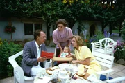 Zur Freude von Frau Michaelis (Evelyn Hamann) sind die Brinkmann's wieder eine richtige Familie (v.li.n.re.: Klausjürgen Wussow, Evelyn Hamann, Gaby Dohm und Andreas Winterhalder).