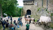rbb Fernsehen JORINDE UND JORINGEL, "Making of zum gleichnamigen Film", am Sonntag (11.12.11) um 07:05 Uhr. Am Set - die Burg Querfurt in Sachsen-Anhalt: Ritter und Halunken kommen mit ihrer Beute in der Burg des Ritters an.
