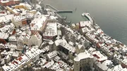 Meersburg am Bodensee. Während die Dächer des Ortes mit Schnee bedeckt sind, ist der See noch offen. Nur sehr selten friert der Bodensee komplett zu – das Phänomen nennt man "Seegfrörne". Das letzte Mal war dies im Winter 1962/63 der Fall.