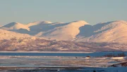 NDR Fernsehen L&Auml;NDER - MENSCHEN - ABENTEUER, "Menschen am Rande der Welt - Spitzbergen", am Donnerstag (30.10.14) um 21:00 Uhr. Landschaft in Spitzbergen.