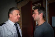 Haller (Hannes Hellmann, l.) unterbricht die Befragung durch Kim und Tarik und entlässt den Verdächtigen Jan Keller (Pablo Sprungala, r.) Haller (Hannes Hellmann, l.) unterbricht die Befragung durch Kim und Tarik und entlässt den Verdächtigen Jan Keller (Pablo Sprungala, r.)