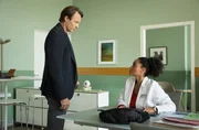 Klinikleiter Dr. Martin Stein (Bernhard Bettermann) macht Dr. Lucia Böhm (Vanessa Rottenburg) klar, dass er am Ende die Verantwortung trägt und sie sich an seine Entscheidungen zu halten hat. Klinikleiter Dr. Martin Stein (Bernhard Bettermann) macht Dr. Lucia Böhm (Vanessa Rottenburg) klar, dass er am Ende die Verantwortung trägt und sie sich an seine Entscheidungen zu halten hat.