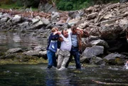Professor Gunström (Wolfgang Kieling, M.) ist von den Geheimdiensten mit einem Serum malträtiert worden, um ihm die Formel entlocken zu können. Völlig verwirrt will er sich in den eiskalten Fjord stürzen. Patrik Pacard (Hendrik Martz, l.) und Peter Pacard (Peter Bongartz, r.) helfen ihm aus dem Wasser.