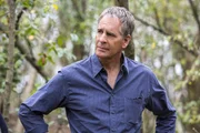 Pride (Scott Bakula) ist geschockt, als er erfährt, dass seine Tochter Laurel in letzter Zeit verfolgt worden ist und sich beim Joggen gegen einen Angreifer wehren musste.