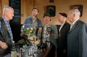 NDR Fernsehen NEUES AUS BÜTTENWARDER, "Wunder". Ende gut alles gut. Brakelmann kriegt von jedem einen ausgegeben. v.l.n.r.: Shorty (Axel Olsson), Adsche (Peter Heinrich Brix), Kurt Brakelmann (Jan Fedder), Kuno (Sven Walser), Bürgermeister Schönbiehl (Günter Kütemeyer)