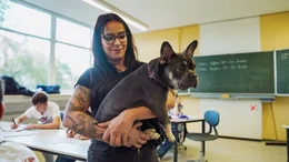 Lehrerin Julia Molter nimmt Hund Ruby mit in ihre besondere Klasse, wo keiner bisher auf dem herk&ouml;mmlichen Weg einen Abschluss geschafft hat. Ruby hilft, mit den Sch&uuml;ler:innen noch schneller eine Verbindung aufzubauen.
