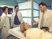 MDR Fernsehen IN ALLER FREUNDSCHAFT FOLGE 217, "Außer Rand und Band". Dr. Eichhorn (Cheryl Shepard), Dr. Brentano (Thomas Koch) und Dr. Heilmann (Thomas Rühmann) mit der Patientin (Tanja Wedhorn) bei der Klärung der Ursache für Annalenas Sturz. MDR Fernsehen IN ALLER FREUNDSCHAFT FOLGE 217, "Außer Rand und Band". Dr. Eichhorn (Cheryl Shepard), Dr. Brentano (Thomas Koch) und Dr. Heilmann (Thomas Rühmann) mit der Patientin (Tanja Wedhorn) bei der Klärung der Ursache für Annalenas Sturz.