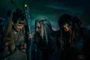 Die drei Hexen (Caro Cult, Désirée Nosbusch, Jana Pallaske) schmieden ihre höllischen Pläne.