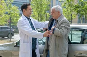 Thomas Deckert (Thomas Dannemann, re.) steigt mit starken Atembeschwerden vor der Sachsenklinik aus dem Auto. Chefarzt Dr. Philipp Brentano (Thomas Koch, li.) ist sofort zur Stelle.