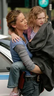 Nach einem dramatischen Autounfall werden zwei kleine Kinder aus einem Fluss gerettet. Detective Danielle 'Dani' Beck (Connie Nielsen, l.) kümmert sich um die kleine Eden (Ella Fanning). Doch handelt es sich wirklich um einen Unfall?