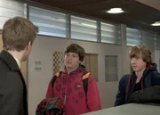 Phillip (Jacob Gunkel, li.) regt sich bei Bruno (Ferdinand Dölz, Mitte) und Elias (Albert Wey, re.) über Berger auf.