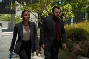 DS Meg Driscoll (Kirsty Sturgess) und DS Max Drummond (John Bradley) sind auf dem Weg zu einer Zeugenbefragung.