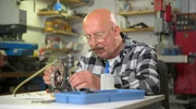 Harald Bellaire macht einen ersten Test der Dampfmaschine mit Druckluft.