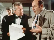 NDR Fernsehen TATORT, "Stoevers Fall". Hauptkommissar Stoever (Manfred Krug, rechts) trifft am Tatort auf seinen Kollegen Lindemann (Dieter Thomas Heck), den Leiter der Abteilung "Organisierte Kriminalität", der im Verdacht steht, vom "St. Pauli Paten" gekauft worden zu sein. im Hintergrund: Hauptkommissar Brockmöller (Charles Brauer).