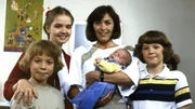 Die glückstrahlende Angi (Thekla Carola Wied, 2. v. r.) mit ihren älteren Kindern Markus (Timmo Niesner, l.), Tanja (Julia Biedermann, 2. v. l.) und Tom (Tarek Helmy, r.) wobei natürlich die jüngste, Franziska, nunmehr im Mittelpunkt steht.