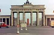 Das Jahr 1961 – die Mauer wird gebaut. Das Brandenburger Tor im Jahr 1961. Das Jahr 1961 – die Mauer wird gebaut. Das Brandenburger Tor im Jahr 1961.