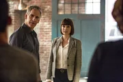 Nachdem seine Tochter Laurel beim Joggen angegriffen wurde, stellt sich heraus, dass jemand seit Tagen Pride (Scott Bakula, l.) und Laurel beschattet. NCIS Special Agent Karen Hardy (Julie Ann Emery, r.) soll dem Team bei den Ermittlungen helfen ...