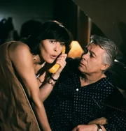 In der Nacht kündigt Onkel Rudolf am Telefon seine Heiratspläne Angi und Werner mit, die damit völlig überrascht werden. (Thekla Carola Wied und Werner Schumann). In der Nacht kündigt Onkel Rudolf am Telefon seine Heiratspläne Angi und Werner mit, die damit völlig überrascht werden. (Thekla Carola Wied und Werner Schumann).