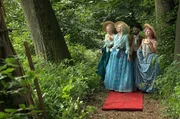 Prinzessin Victoria von Siebenlande (Jeanne Goursaud) und ihre Hofdamen Mine (Judith Neumann) und Tine (Lisa Hrdina) spazieren im Park und versuchen, jeglichen Kontakt zur Natur zu vermeiden.