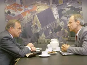 Prof. Dr. Simoni (Dieter Bellmann) und der Vorsitzende der Lebendspendekommission Prof. Barlach (Lutz Lansemann) diskutieren über die Möglichkeiten einer Überkreuzspende.