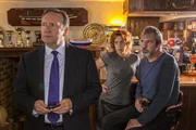 Barnaby (Neil Dudgeon, l.) muss sich fragen, ob die Wirtsleute Lena Ferrera (Katy Cavanagh, M.) und Mitch McAllister (Neil Morrissey, r.) nur Geheimnisse voreinander haben oder auch vor der Polizei.