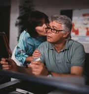 Angi (Thekla Carola Wied) verabschiedet sich von Werner (Peter Weck), der wieder einmal behauptet, dass es ihm nicht gutgehe. Angi (Thekla Carola Wied) verabschiedet sich von Werner (Peter Weck), der wieder einmal behauptet, dass es ihm nicht gutgehe.