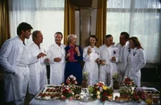 Katarina verabschiedet sich von ihren Kollegen. Sie verlässt die Klinik (Sascha Hehn, Horst Naumann, Karl Walter Diess, Karin Eckhold, Ilona Grübel, Franz Rudnick, Gaby Dohm, Klausjürgen Wussow). Katarina verabschiedet sich von ihren Kollegen. Sie verlässt die Klinik (Sascha Hehn, Horst Naumann, Karl Walter Diess, Karin Eckhold, Ilona Grübel, Franz Rudnick, Gaby Dohm, Klausjürgen Wussow).