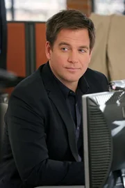 Nachdem das Team in einem Truck eine ganze Ladung gefälschter Schutzwesten gefunden hat, die Eigentum des Marine Corps sind, will DiNozzo (Michael Weatherly) wissen, wie sie in Umlauf gekommen sind ...