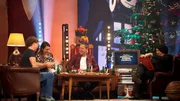 Im Weihnachtsmännerhaushalt gibt es Geschenke! Torsten Sträter mit seinen Gästen v.l.n.r. Atze Schröder, Carolin Kebekus und Dieter Nuhr.