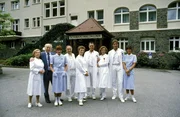 Das Personal der "Schwarzwaldklinik" (von links nach rechts): Oberschwester Hildegard (Eva Maria Bauer), Verwaltungsdirektor Alfred Mühlmann (Alf Marholm), Schwester Ina (Gaby Fischer), Dr. Gerd Wolter (Franz Rudnick), Dr. Katarina Gessner (Ilona Grübel), Prof. Klaus Brinkmann (Klausjürgen Wussow), Schwester Christa (Gaby Dohm), Dr. Udo Brinkmann (Sascha Hehn) und Schwester Elke (Barbara Wussow). Das Personal der "Schwarzwaldklinik" (von links nach rechts): Oberschwester Hildegard (Eva Maria Bauer), Verwaltungsdirektor Alfred Mühlmann (Alf Marholm), Schwester Ina (Gaby Fischer), Dr. Gerd Wolter (Franz Rudnick), Dr. Katarina Gessner (Ilona Grübel), Prof. Klaus Brinkmann (Klausjürgen Wussow), Schwester Christa (Gaby Dohm), Dr. Udo Brinkmann (Sascha Hehn) und Schwester Elke (Barbara Wussow).