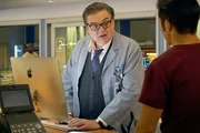 Chicago Med Staffel 3 Folge 8 Sie sind nicht gleicher Meinung: Oliver Platt als Dr. Daniel Charles, Brian Tee als Dr. Ethan Choi (von hinten)