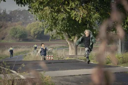 Finn (Miran Selcuk) und Jola (Lotte Engels) entwischen der Polizei.