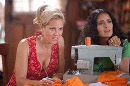 Sally (Maria Bello, l.) und Roxanne (Salma Hayek, r,) unterhalten sich, bis sie pl&ouml;tzlich vom Anblick einer Person &uuml;berrascht werden.
