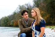 Peter (Daniel F&uuml;nffrock, l.) findet die v&ouml;llig unterk&uuml;hlte Theresa (Ines Lutz, r.) am Fluss.