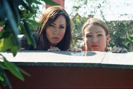 Charlotte (Simone Thomalla, l.) und Sophie (Lisa Maria Potthoff, r.) gelingt die Flucht. Sie schleichen sich in Charlottes Haus und erwischen Thomas in flagranti mit seiner Sekret&auml;rin ...