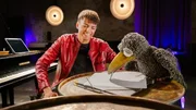 Louis Philippson kann am Fl&uuml;gel aus allen Noten ein Lied zaubern. Mal sehen, ob ihm das mit den Kritzel-Noten von Rudi (Lennart Morgenstern) auch gelingt.