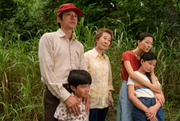 L-R: Jacob (Steven Yeun), David (Alan S. Kim), Soonja (Yuh-Jung Youn), Monica (Yeri Han, h.), Anne (Noel Cho, v.)