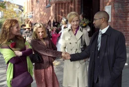 Die Scheinehe zwischen Leslie (Eva Hassmann, 2.v.l.) und Koofi (Tyron Ricketts, r.) ist besiegelt - und schnell l&ouml;st sich die kleine Hochzeitsgesellschaft inklusive Leslies Kollegin Joy (Margrit V&ouml;lker, l.) und Nadine (Franziska Schlattner, 2.v.r.) wieder auf ...