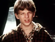 Eine junge Kommilitonin hat John-Boys Aufzeichnungen gestohlen und geschickt den Verdacht auf Jim Bobs (David Harper) Freund Danny gelenkt. Eine junge Kommilitonin hat John-Boys Aufzeichnungen gestohlen und geschickt den Verdacht auf Jim Bobs (David Harper) Freund Danny gelenkt.