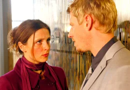 Lina (Julia Brendler) gesteht ihrem Freund Daniel (Martin Gruber), dass sie einen anderen liebt.