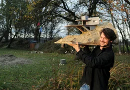 Robert (Fritz Karl) beginnt sich bruchst&uuml;ckhaft daran zu erinnern, dass er Architekt ist.