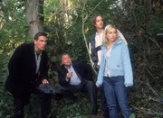 Die Kommissare Bonhoff (Wolfgang Krewe, li.) und Kehler (Wolfgang Bathke, 2.v.li.) konfrontieren die Freunde von der get&ouml;teten Iris, Dora (Julia Dietze) und Hans (Christian Wunderlich), mit der angeblichen Unfallstelle.